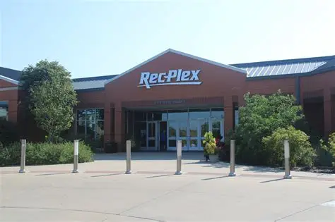 Chipfix technician repairing a windshield chip in St. Peters, MO